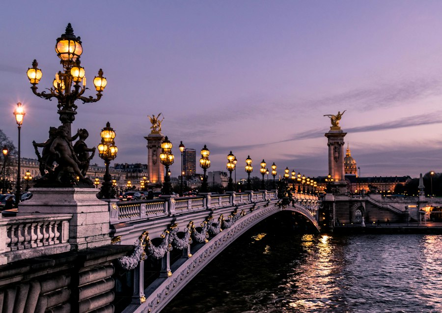 Ponte iluminada ao anoitecer em Paris